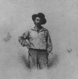 Walt Whitman nel 1854, in camicia e cappello, con una mano sul fianco: l'incisione della prima edizione di Foglie d'erba